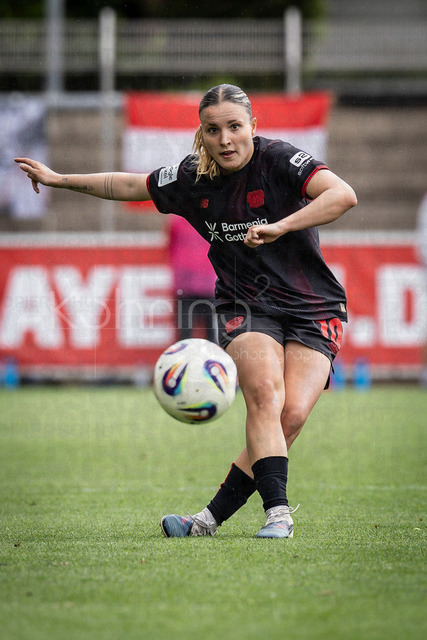 Frauen Fußball-Bundesliga; Bayer 04 Leverkusen - Werder Bremen, 17.05.2026 | LEVERKUSEN, 17.05.2026 - Estrella Marino Gonzales (Bayer 04 Leverkusen, 10) während der Begegnung Bayer 04 Leverkusen - Werder Bremen an Spieltag 26 der Google Pixel Frauen-Bundesliga am 17.05.2026 im Ulrich-Haberland-Stadion in Leverkusen (Nordrhein-Westfalen). DFL REGULATIONS PROHIBIT ANY USE OF PHOTOGRAPHS AS IMAGE SEQUENCES AND/OR QUASI-VIDEO.