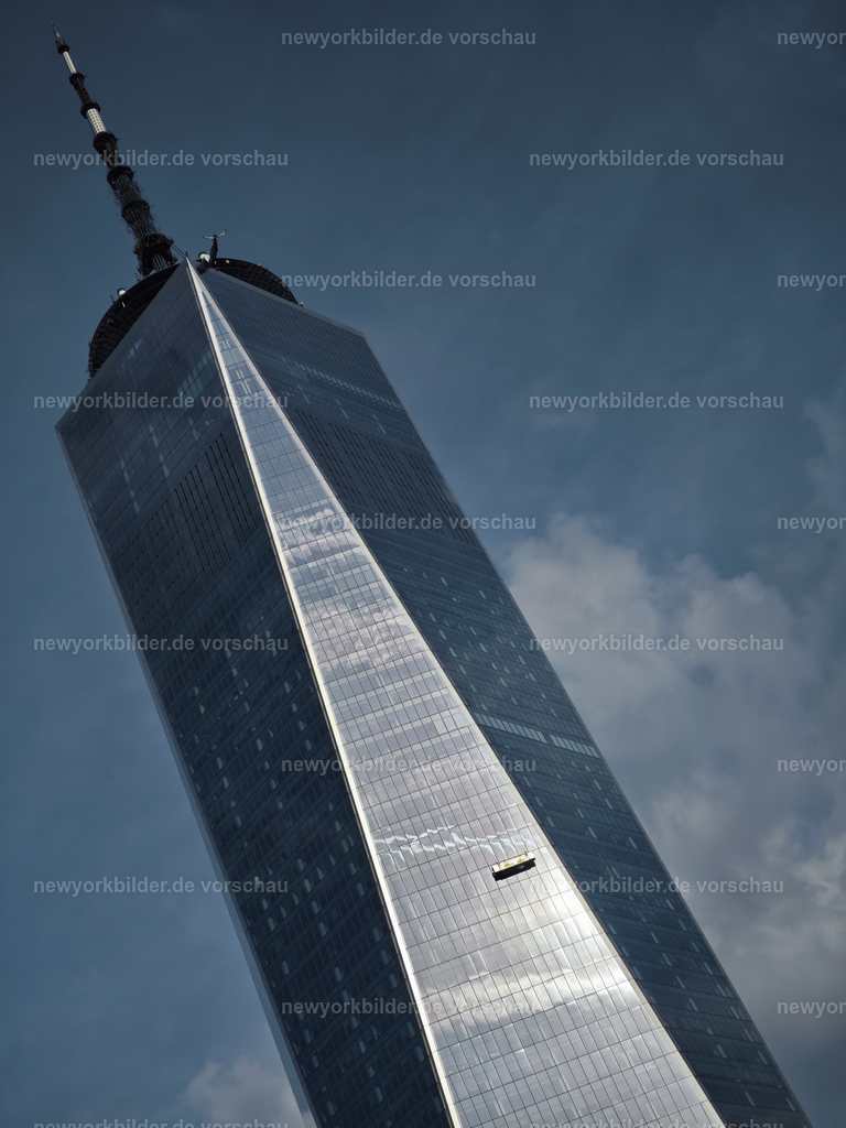 One World Trade Center - Ein Symbol für "Resiliency & Hope" der New Yorker | Erlebe die beeindruckende Architektur des One World Trade Centers – dem Freedom Tower in New York. Das höchste Gebäude der westlichen Hemisphäre bietet einen atemberaubenden Blick über Manhattan, den Hudson River und die Skyline von NYC. Ein Symbol für Stärke, Freiheit und die unvergleichliche Energie dieser Metropole.