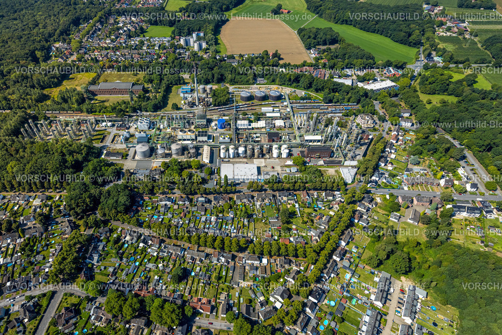 Gladbeck250800786 | Luftbild, Ineos Phenol GmbH Chemiewerk, Arbeitersiedlung Krugstraße, zwischen Arenbergstraße und Serlostraße, Gärten mit Swimmingpools, Zweckel, Gladbeck, Ruhrgebiet, Nordrhein-Westfalen, Deutschland
