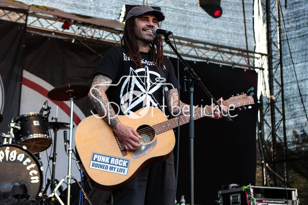 Sommer am Kiez | Dan GANOVE spielt vor "Die Kassierer" beim Augsburger Fesitval " Sommer am Kiez" auf seiner Gitarre, Vorband, Support