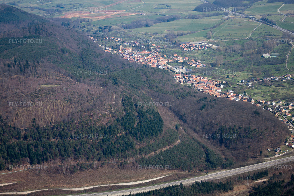Vue aérienne: Vue de la ville à Saint-Jean-Saverne dans le département Bas Rhin, France. Photo: IMG_38531.jpg prise le 20/03/2011 par Werner Riehm/FLY-FOTO.eu – Résolution de l'original: 4752 x 3168 px