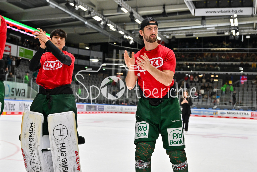 Augsburger Panther - Löwen Frankfurt | Die Spieler der Augsburger Panther feiern zusammen mit den Fans den Heimsieg gegen Frankfurt - Leon VAN DER LINDE (Augsbuerger Panther 43)  beim match zwischen den Augsburger Panthern und den Löwen Frankfurt am 8. Spieltag der Penny DEL im Curt Frenzel Stadion am 19.10.2025