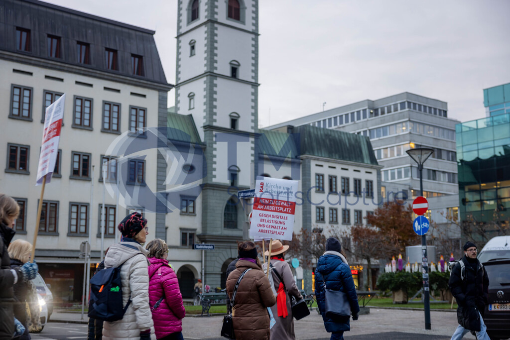 RR5M6688 | 29.NOV.24-Protestmarsch gegen Gewalt-Copyright: Katholische Kirche Kärnten/Denk Dich Neu/Trainproduction/Matthias Trinkl