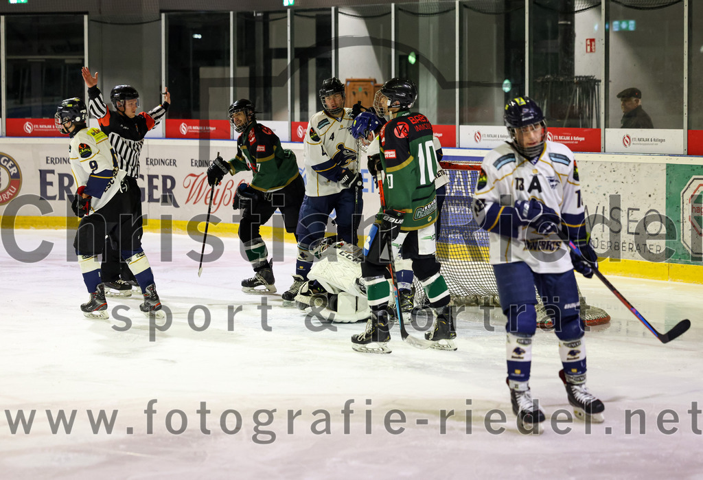 2022-11-26_052_TSV_Erding_gegen_ESC_Geretsried | Erding, Deutschland, 26.11.2022:
Eishockey, Bayernliga U20 2022 / 2023, xx. Spieltag, TSV Erding gegen ESC Geretsried, Endergebnis: 5:3

Sebastian Kern (ESC Geretsried, #9), Michael Noll (ESC Geretsried, #4), Torwart Jan Philipp Marco (ESC Geretsried, #30), Ryan Finn Henke (Erding Gladiators, #10), Lucas Lieb (ESC Geretsried, #13)

Foto: Christian Riedel / fotografie-riedel.net