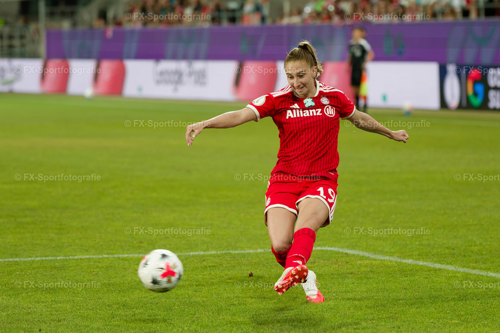 Supercup-Frauen-Bayern-Muenchen-vs-VfL-Wolfsburg 066 | Sportfotos und Eventgalerien von FX-Sportfotografie. Bilder von Fußball, Vereinsveranstaltungen und Events direkt ansehen und als Download bestellen. - Realisiert mit Pictrs.com