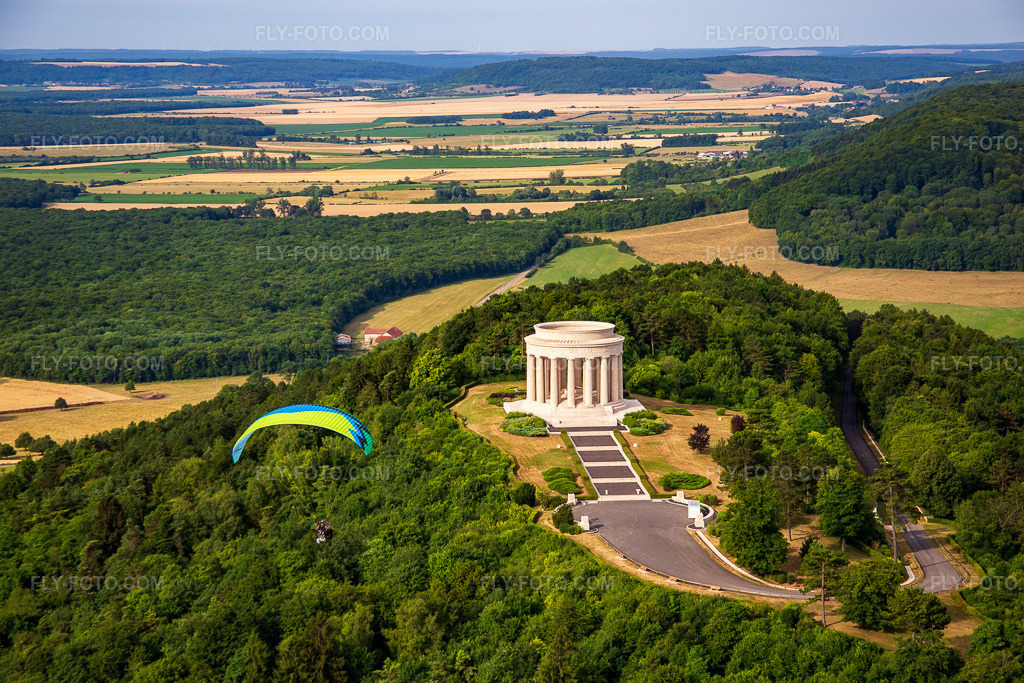 Aerial view: Sightseeing of the historical monument Butte de Montsec. In the foreground of the temple, a paraglider. in Montsec in the state Meuse, France. – Photo: IMG_083308.jpg taken on 07/12/2015 by Werner Riehm/FLY-FOTO.com – Resolution of the original: 5194 x 3463 px