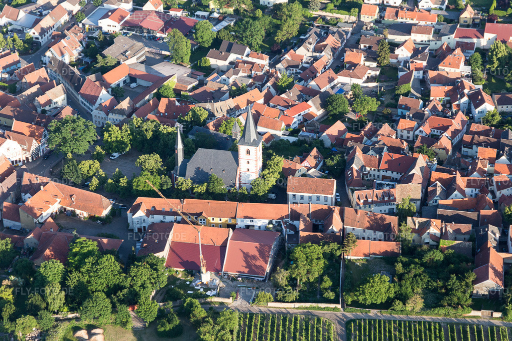 Luftbild: Kirchengebäude von St. Peter und Paul im Dorfkern in Westhofen im Bundesland Rheinland-Pfalz in Deutschland. Foto: IMG_107658.jpg vom 03.06.2018 durch Werner Riehm/FLY-FOTO.de