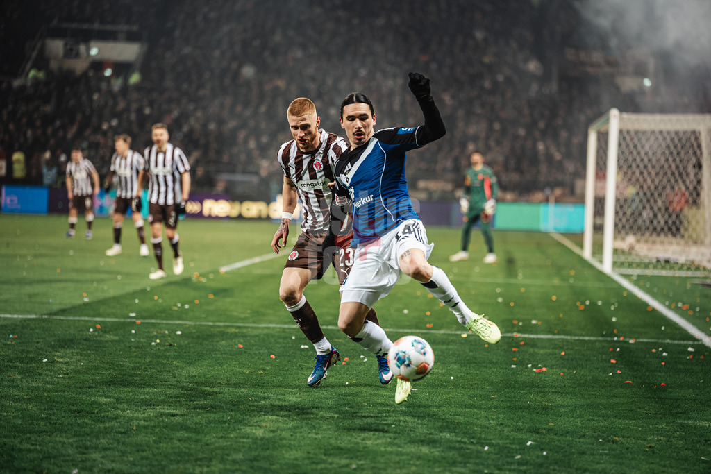 Fußball | Männer | Saison 2025/2026  | Fußball-Bundesliga | 19. Spieltag | FC St. Pauli vs. Hamburger SV | 23.01.2026 | v.l. Louis Oppie (#23, FC St. Pauli) gegen Rayan Philippe (#14, HSV)