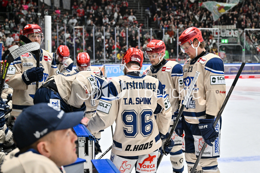 Augsburger Panther - Schwenninger Wild Wings | Die Gaeste besprechen sich in einer ruhigen Minute / DEL: Augsburger Panther - Schwenninger Wild Wings, Curt Frenzel Stadion am 02.02.2025