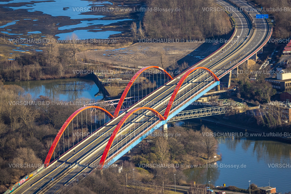 Essen240107096 | Luftbild, gesperrte Rhein-Herne-Kanalbrücke mit rotem Geländer, rote Doppelbogenbrücke, Autobahn A42 Emscherschnellweg, Ebel, Essen, Ruhrgebiet, Nordrhein-Westfalen, Deutschland