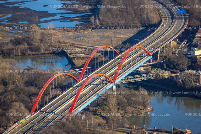 Essen240107096 | Luftbild, gesperrte Rhein-Herne-Kanalbrücke mit rotem Geländer, rote Doppelbogenbrücke, Autobahn A42 Emscherschnellweg, Ebel, Essen, Ruhrgebiet, Nordrhein-Westfalen, Deutschland