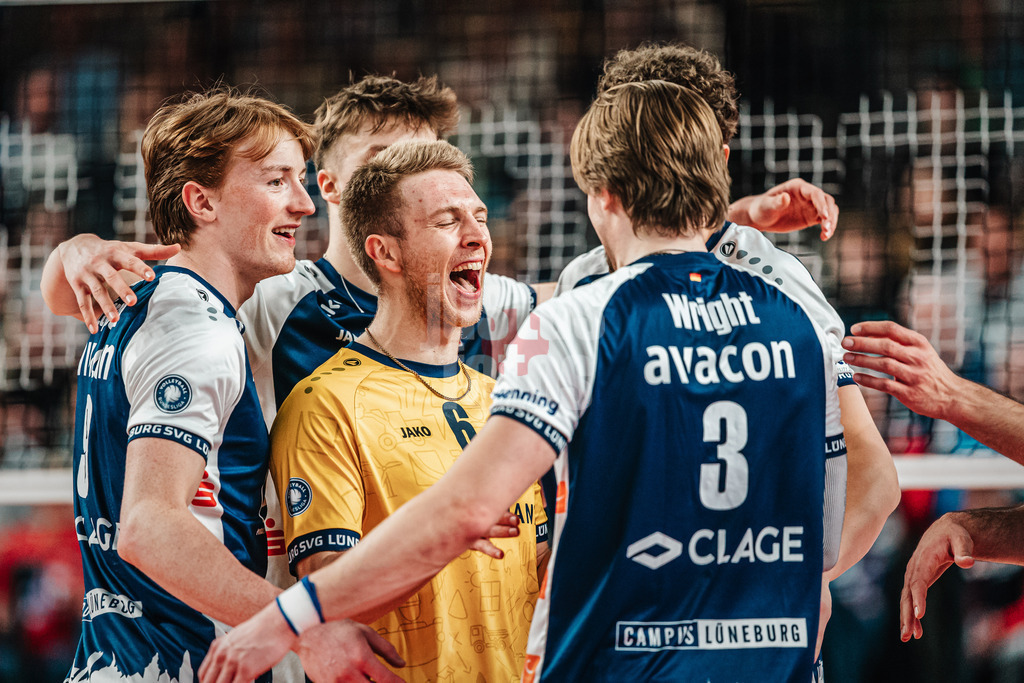 Volleyball | Herren | Saison 2024/2025 | 1. Volleyball Bundesliga Männer | Halbfinale | SVG Lüneburg vs. VfB Friedrichshafen | 05.04.2025 | SVG Lüneburg jubelt, in der Mitte Gage Thomas Worsley (#6, SVG Lüneburg)