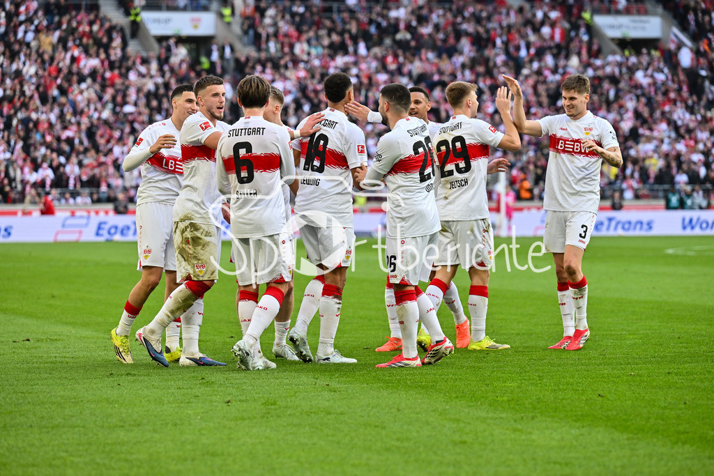 VfB Stuttgart - VfL Wolfsburg | STUTTGART, DEUTSCHLAND - 01. MÄRZ: Jubel der Stuttgarter nach dem Treffer zum 3-0 durch Jamie LEWELING (VfB Stuttgart 18) / Tor / Torschuetze / Freude / Happy während dem Bundesligamatch zwischen dem VfB Stuttgart und dem VfL Wolfsburg am 24. Spieltag in der MHP-Arena / DFL REGULATIONS PROHIBIT ANY USE OF PHOTOGRAPHS AS IMAGE SEQUENCES AND/OR QUASI-VIDEO