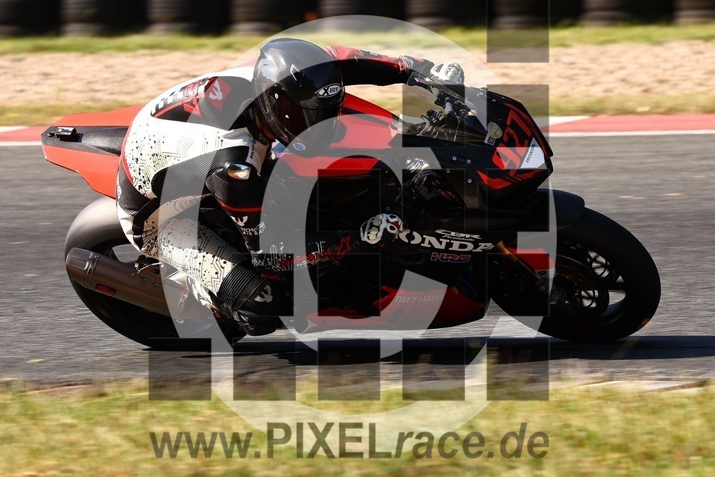 0927-20240905_04064 | Schöne Erinnerungen an spannende Momente - das festzuhalten ist unser Job. PIXELrace.de ist seit 2003 auf den Rennstrecken Europas unterwegs um die Action draußen beim Fahren und die wunderbare Stimmung imm Fahrerlager für euch einzufangen.