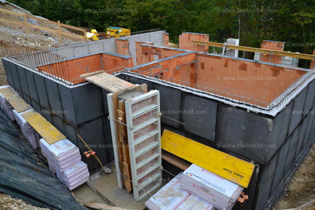 Bitumenabdichtung Kelleraußenwände | Untergeschoß / Keller in Hanglage mit Abdichtung aus Bitumenbahnen auf Außenwänden 