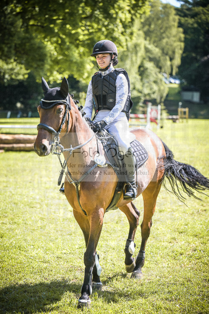 DOS_2277 | Entdecke hochwertige Reitturnierfotos von Foto Oger. Professionell, emotional und authentisch – jetzt Lieblingsmomente im Shop bestellen.Deutschlandweite Turnierfotografie. - Realisiert mit Pictrs.com