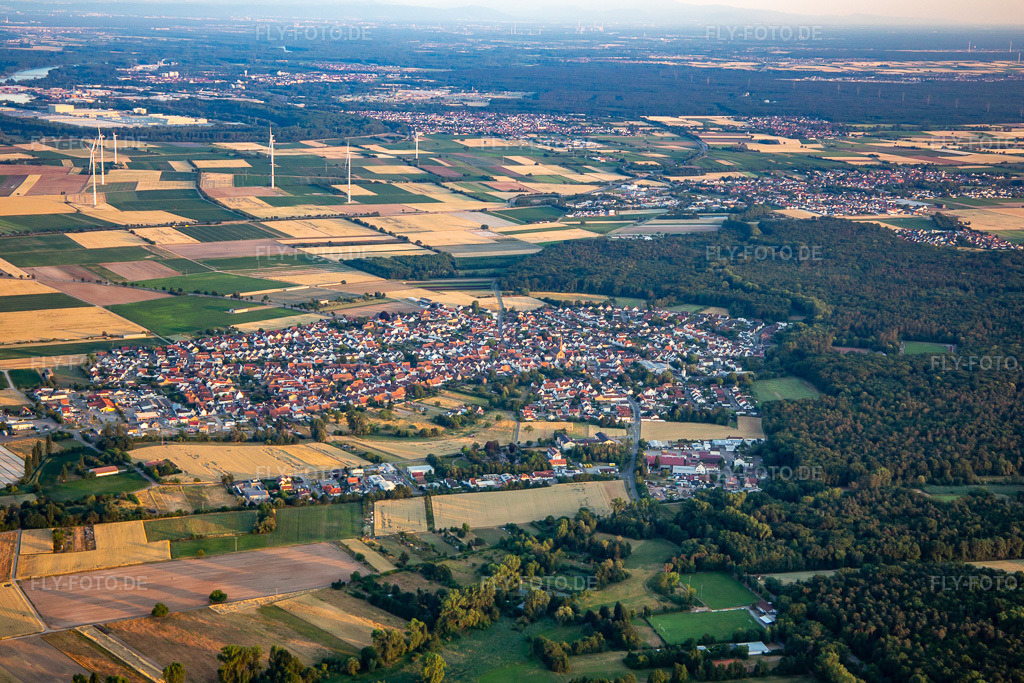 Luftbild: Ortsansicht aus Norden in Harthausen im Bundesland Rheinland-Pfalz in Deutschland. Foto: IMG_137248.jpg vom 24.06.2023 durch Werner Riehm/FLY-FOTO.de