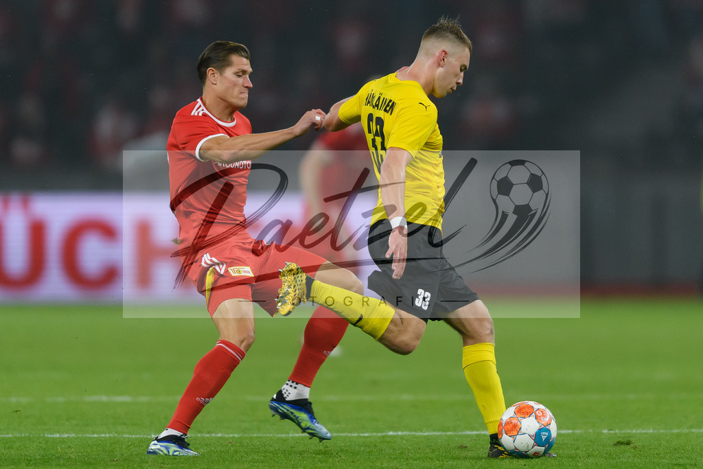 FCUKUO20210826_157 | Fussball, Herren: Kevin Behrens (1.FC Union Berlin) und Taneli Haemaelaeinen (Kuopion PS) im Zweikampf beim Spiel der UEFA Conference League zwischen 1. FC Union Berlin und Kuopion PS im Olympiastadion am 26.08.2021 in Berlin, Deutschland. - Realisiert mit Pictrs.com