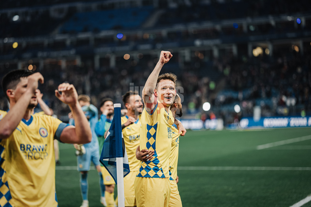 Fußball | Männer | Saison 2024/2025 | 2. Fußball-Bundesliga | 29. Spieltag | Hamburger SV vs. Eintracht Braunschweig | 11.04.2025 | Ermin Bicakcic (#6, Eintracht Braunschweig) jubelt nach dem Sieg