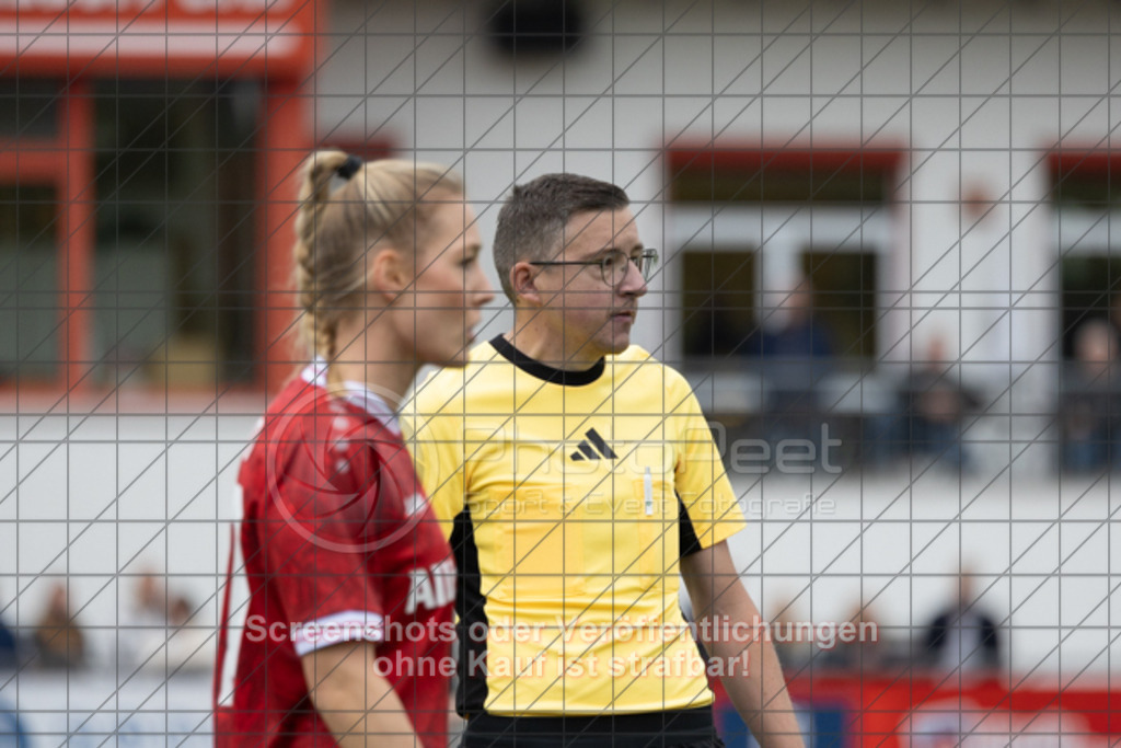 20251012_131029_0223 | #,1.FC Donzdorf (schwarz) vs. VfB Stuttgart II (rot), Fussball, Frauen-Verbandsliga Württemberg, 05. Spieltag, Saison 2025/2026, Rasenplatz Lautertal Stadion, Süßener Straße 16, 73072 Donzdorf, 12.10.2025 - 13:00 Uhr,Foto: PhotoPeet-Sportfotografie/Peter Harich