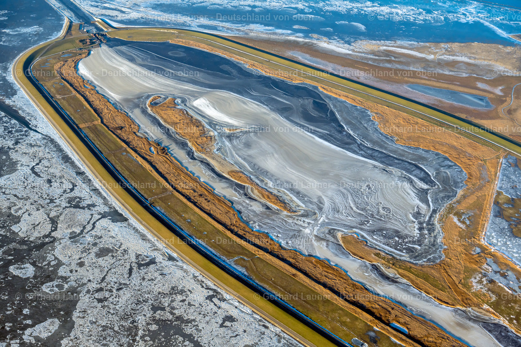4044086 | Naturschutzgebiet Leyhörner Sieltief KRUMMHöRN 13.02.2021 Winterlich schneebedeckte Rückhaltebecken und Wasserspeicher " Speicherbecken Leyhörn " an der Küste bei Krummhörn im Bundesland Niedersachsen, Deutschland. // Wintry snowy retention basin and water storage Leyhoern in Krummhoern in the state Lower Saxony, Germany. Foto: Gerhard Launer