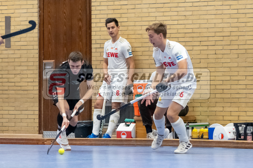 SFE_20240106_0041 | Neuss, Deutschland, 06.01.2024: Krystian Sudol (SW Neuss), (Rot-Weiss Köln) in Aktion waehrend des Spiels der Halle 1. Bundesliga Herren zwischen SW Neuss vs Rot-Weiss Köln im Stadionhalle (SW Neuss) am 06.01.2024 in Neuss, Deutschland. (Foto von Stephan Fehrmann)

Neuss, Germany, 06.01.2024: Krystian Sudol (SW Neuss), (Rot-Weiss Köln) in action during the game of Halle 1. Bundesliga Herren between SW Neuss vs Rot-Weiss Köln in Stadionhalle (SW Neuss) at 06.01.2024 in Neuss, Deutschland. (Foto von Stephan Fehrmann)