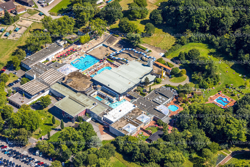 Herne240803683Freibad_RevierparkGysenberg | Luftbild, Freizeitbad LAGO-Die Therme im Gysenbergpark, Badegäste im Freibad mit Wellenbad und Wasserrutsche, Sonnenschirme auf der Liegewiese, Baustelle, Sodingen, Herne, Ruhrgebiet, Nordrhein-Westfalen, Deutschland