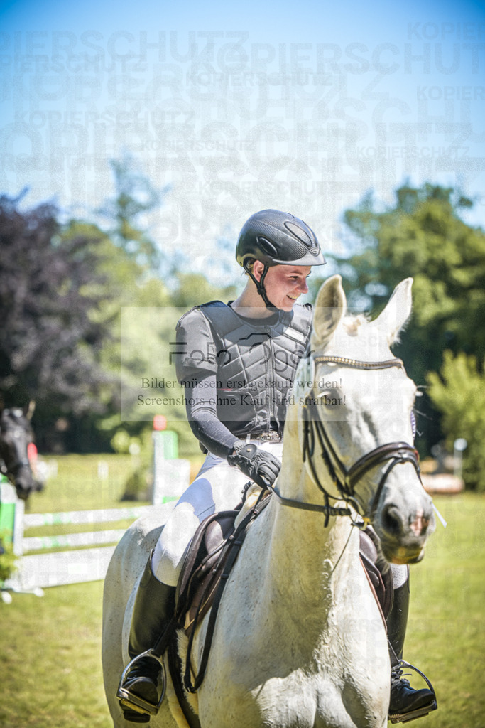 DOS_7632 | Entdecke hochwertige Reitturnierfotos von Foto Oger. Professionell, emotional und authentisch – jetzt Lieblingsmomente im Shop bestellen.Deutschlandweite Turnierfotografie. - Realisiert mit Pictrs.com