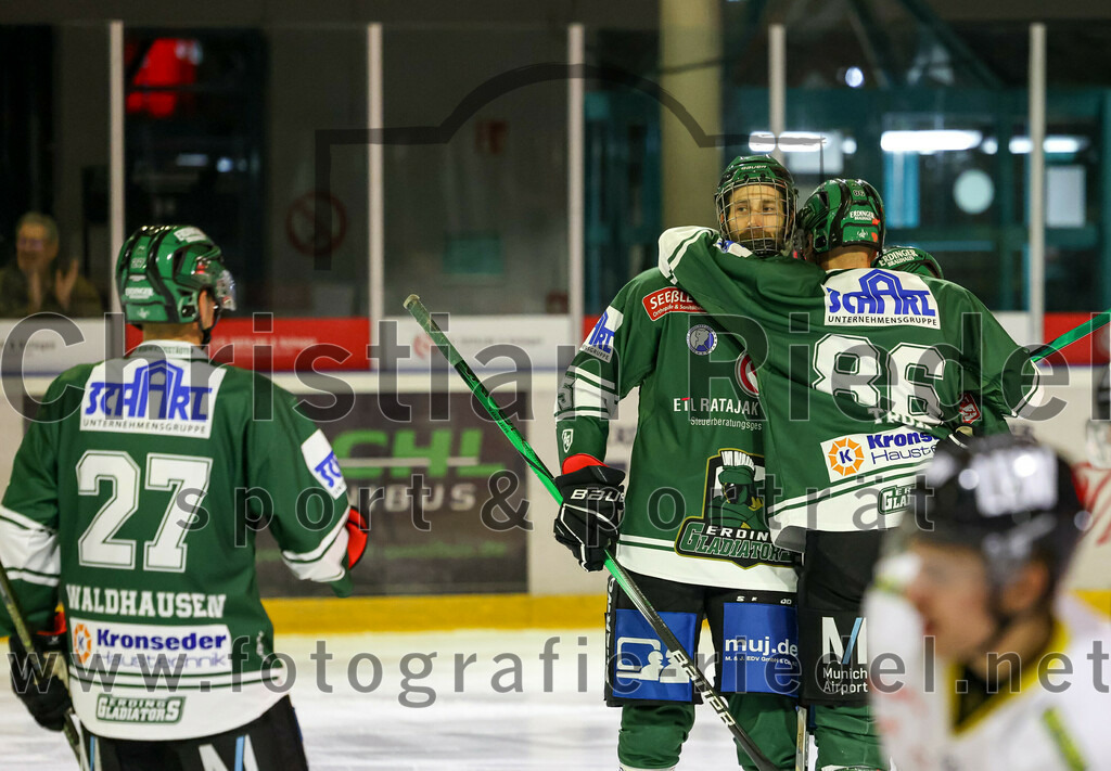 2023-11-17_047_TSV_Erding_gegen_EA_Schongau | Erding, Deutschland, 17.11.2023:
Eishockey, Bayernliga Vorrunde 2023 / 2024, 10. Spieltag, TSV Erding gegen EA Schongau, Endergebnis: 12:4

Mark Waldhausen (Erding Gladiators, #27), Florian Zimmermann (Erding Gladiators, #5), Michael Trox (Erding Gladiators, #86)

Foto: Christian Riedel / fotografie-riedel.net