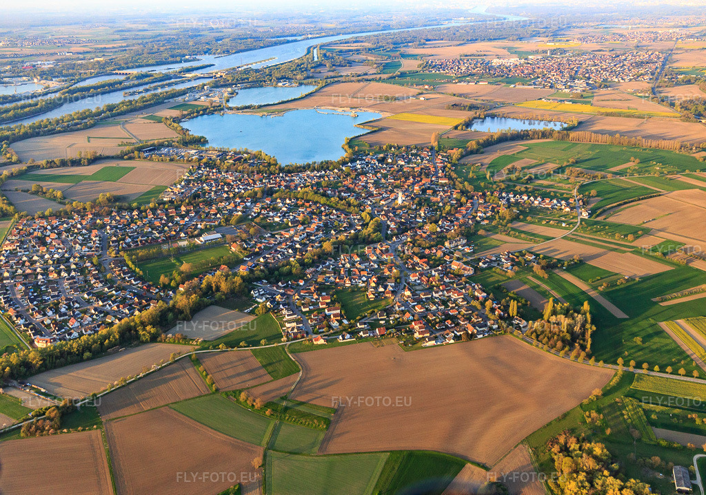 Vue aérienne: Aperçu des lieux du nord-est à Offendorf dans le département Bas Rhin, France – .Photo: IMG_126541.jpg prise le 25/04/2021 par Werner Riehm/FLY-FOTO.eu – Résolution de l'original: 5196 x 3648 px