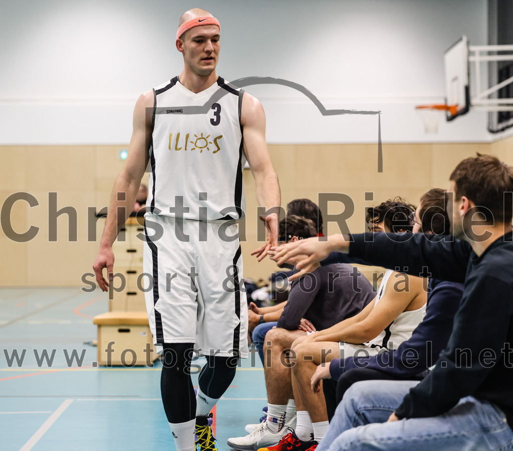 2022-12-03_054_TSV_Vaterstetten_gegen_TG_Landshut | Vaterstetten, Deutschland, 03.12.2022:
Basketball, Bayernliga Herren Südost 2022 / 2023, 7. Spieltag, TSV Vaterstetten gegen TG Landshut, Endergebnis: 71:78

F. Sutur (TSV Vaterstetten, #3)

Foto: Christian Riedel / fotografie-riedel.net