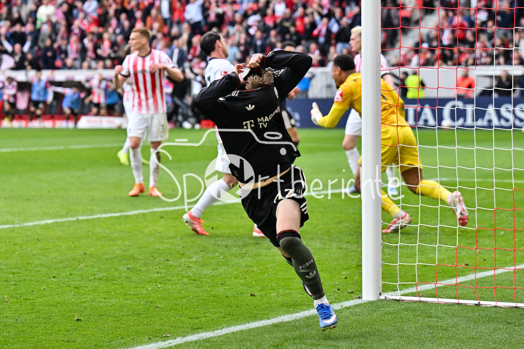 SC Freiburg - FC Bayern München | FREIBURG, GERMANY - 04. APRIL: Jubel der Bayern nach dem Treffer zum 2-3 durch Lennart KARL (FC Bayern Munich 42) / Tor / Torschuetze / Freude / Happy / während dem Bundesligamatch zwischen dem SC Freiburg und dem FC Bayern München am 28. Spieltag im Europa-Park Stadion / DFL REGULATIONS PROHIBIT ANY USE OF PHOTOGRAPHS AS IMAGE SEQUENCES AND/OR QUASI-VIDEO