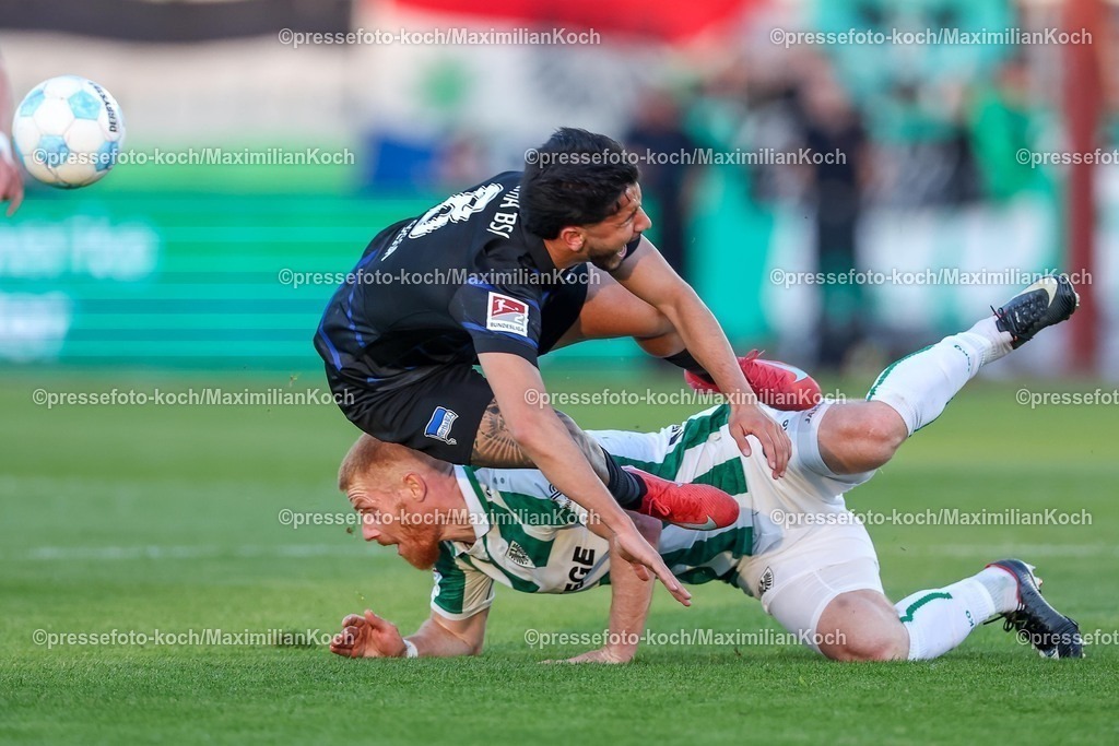 SCP09052501090 | 09.05.2025, Fußball, Preußen Münster - Hertha BSC, 2. Fußball Bundesliga, 33. Spieltag, Preußenstadion, Saison 2024 2025: Mikkel Kirkeskov (Preussen Muenster #02) im Zweikampf gegen Kevin Sessa (Hertha BSC #08) DFB regulations prohibit any use of photographs as image sequences and or quasi-video.