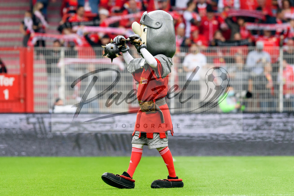 FCUBMG20210829_096 | Fussball, Herren: . Maskottchen vom 1. FC Union Berlin beim Spiel der 1. Bundesliga zwischen 1. FC Union Berlin und Borussia Moenchengladbach im Stadion An der Alten Foersterei am 29.08.2021 in Berlin, Deutschland. - Realisiert mit Pictrs.com
