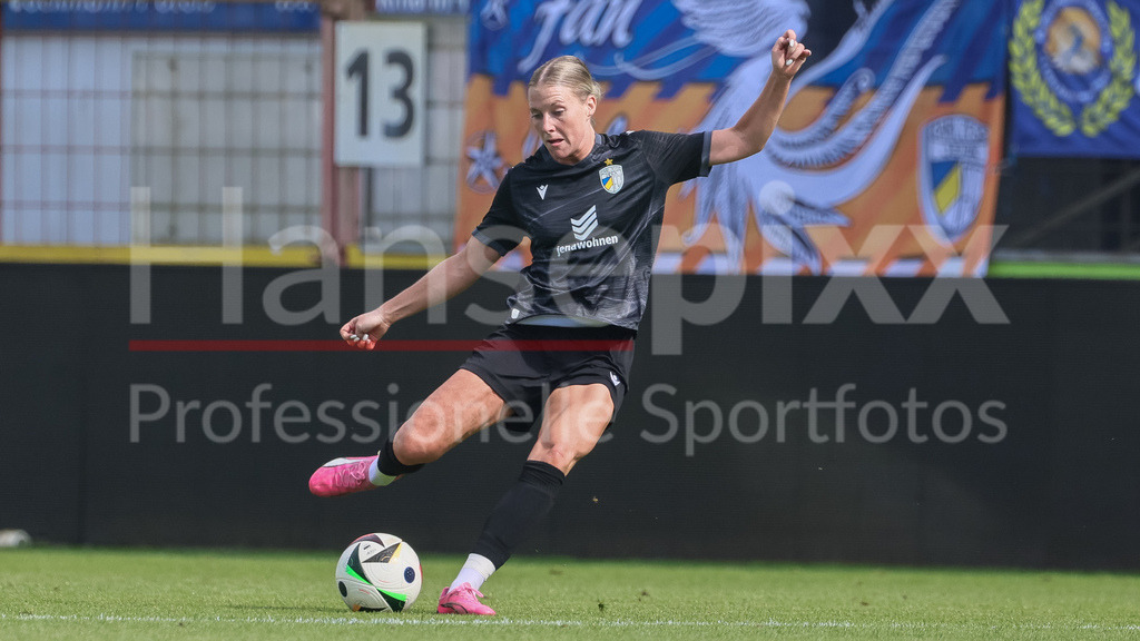 Fussball, DFB-Pokal Frauen, SV Meppen - FC Carl Zeiss Jena | v.li.: Anja Heuschkel (FC Carl Zeiss Jena, 14) am Ball, Freisteller, Einzelbild, Ganzkörper, Aktion, Action, Spielszene, DIE DFB-RICHTLINIEN UNTERSAGEN JEGLICHE NUTZUNG VON FOTOS ALS SEQUENZBILDER UND/ODER VIDEOÄHNLICHE FOTOSTRECKEN. DFB REGULATIONS PROHIBIT ANY USE OF PHOTOGRAPHS AS IMAGE SEQUENCES AND/OR QUASI-VIDEO.