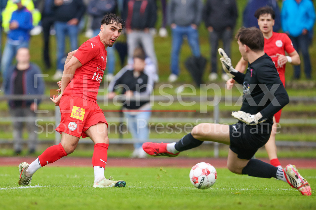 Fussball, Aufstiegsrunde Regionalliga Nord, Blumenthaler SV - 1. FC Germania Egestorf-Langreder | v.li.: Adrian Becker (1. FC Germania Egestorf-Langreder, 19) beim Torschuss, schießt auf das Tor, am Ball, Aktion, Action, Spielszene, Marlon Vogt (Torhüter, Torwart, Blumenthaler SV, 1)