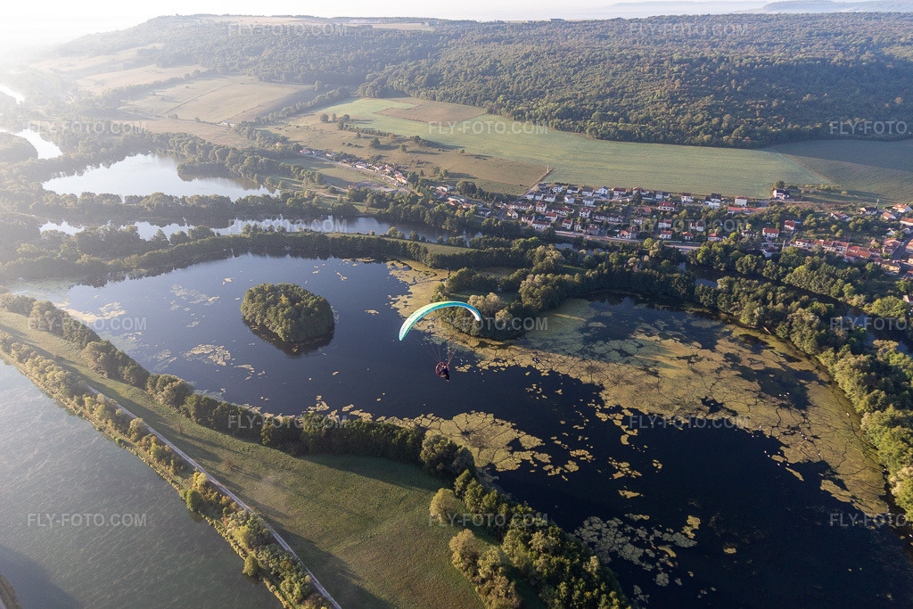 Aerial view: Moselle and Canal de l'Est in Sexey-aux-Forges in the state Meurthe et Moselle, France. – Photo: IMG_118077.jpg taken on 09/15/2019 by Werner Riehm/FLY-FOTO.com – Resolution of the original: 5472 x 3648 px