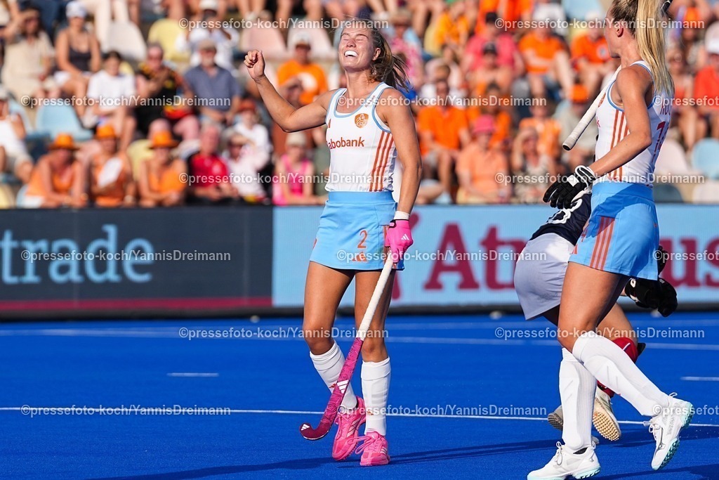 xydrx13082503009 | 13.08.2025, xydrx, Frauen EuroHockey Championship 2025, Gruppenphase, Gruppe A, Niederlande - Frankreich, Sparkassenpark Mönchengladbach: Torjubel nach dem Tor zum 6:0 für die Niederländische Feldhockey Nationalmannschaft durch Torschütze Luna Fokke (NED #2)