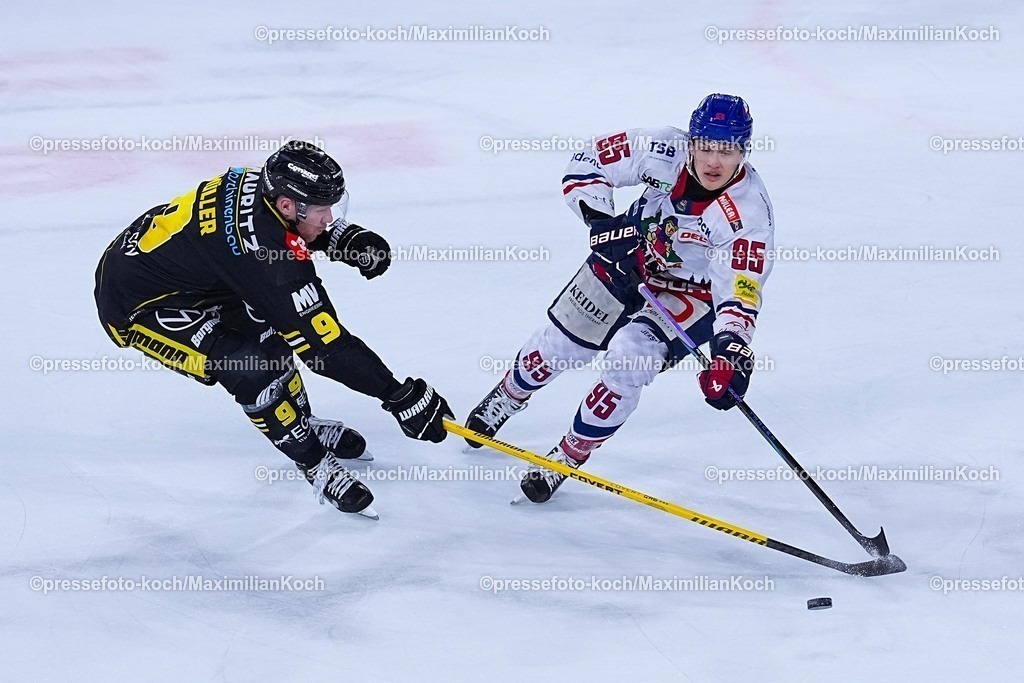 xYDRx16012601023 | 16.01.2026, xydrx, Eishockey, DEL2, Krefeld Pinguine - EHC Freiburg, Yayla-Arena Krefeld : Marcel Mueller (Krefeld Pinguine #9) im Zweikampf gegen Kilian Kuehnhauser (EHC Freiburg #95)Photo: xYannisxDreimannxPressefotoKochx