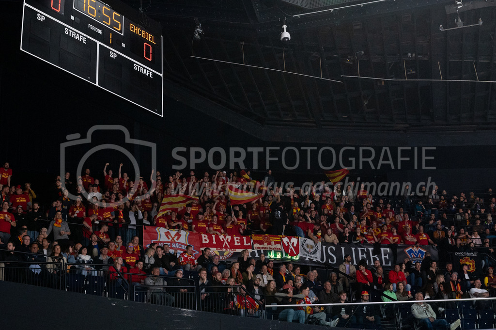 Playoffs: ZSC Lions - EHC Biel-Bienne | 27.03.2022, Zürich, Hallenstadion, Playoffs: ZSC Lions - EHC Biel-Bienne, Bieler Fankurve. - Realisiert mit Pictrs.com