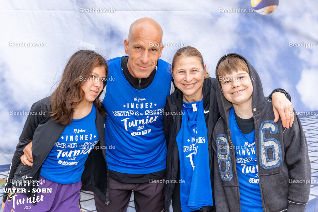 2022-00063168-Vater-Sohn-Turnier-Teamfotos-2 | 26.05.2022; Berlin Foto: Gerold Rebsch - www.beachpics.de
