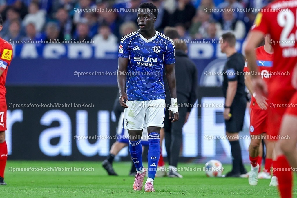 S0413092501108 | 13.09.2025, Fußball, FC Schalke 04 - Holstein Kiel, 5.Spieltag, 2. Fußball Bundesliga, Veltins-Arena Gelsenkirchen, Saison 2025 2026: Christian Pierre Louis Gomis (Schalke04 #07)DFB regulations prohibit any use of photographs as image sequences and or quasi-video.
