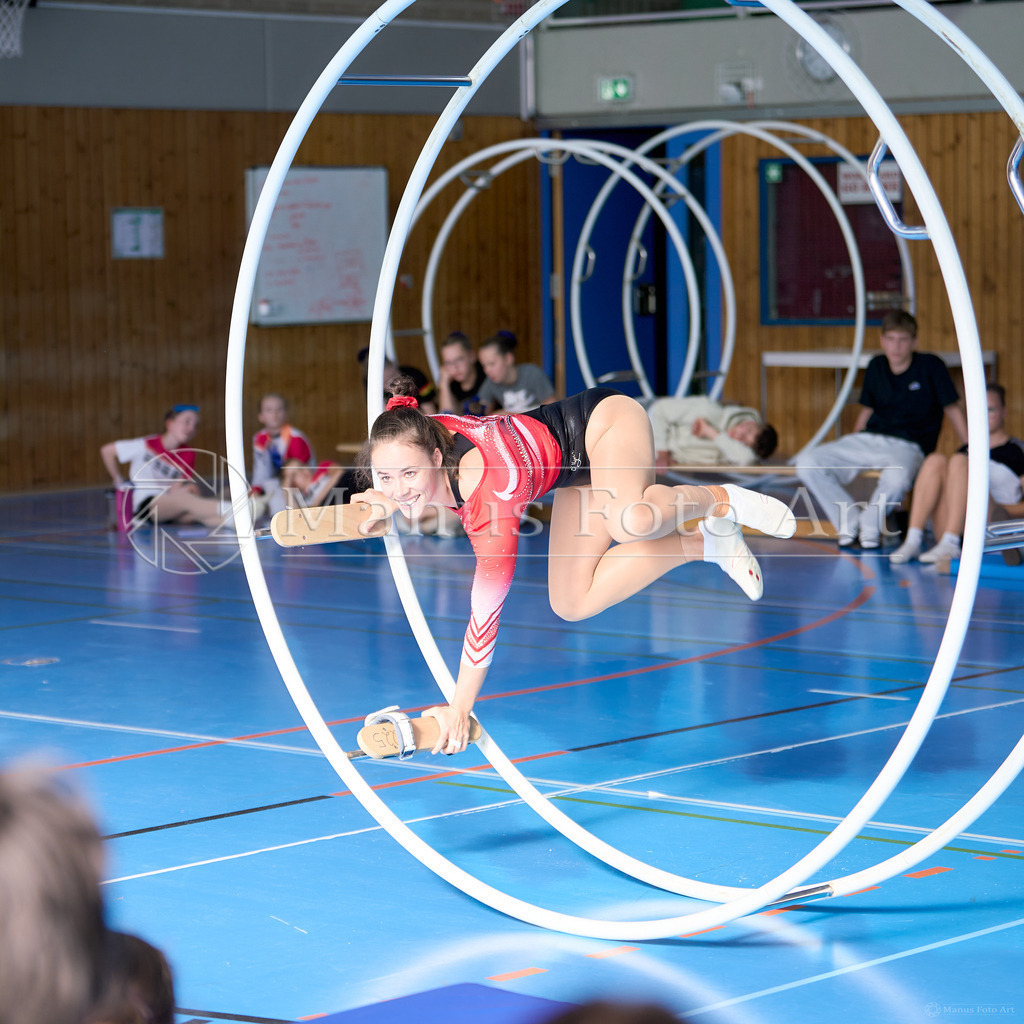D-DSC08010 | Professionelle Sportfotografie in Hamburg, Schleswig-Holstein und Niedersachsen – spezialisiert auf Rhönrad, Geräteturnen, Leistungsturnen und rhythmische Sportgymnastik. Bundesweite Begleitung von Rhönrad-Events. Jetzt Sport-Fotos - Realisiert mit Pictrs.com