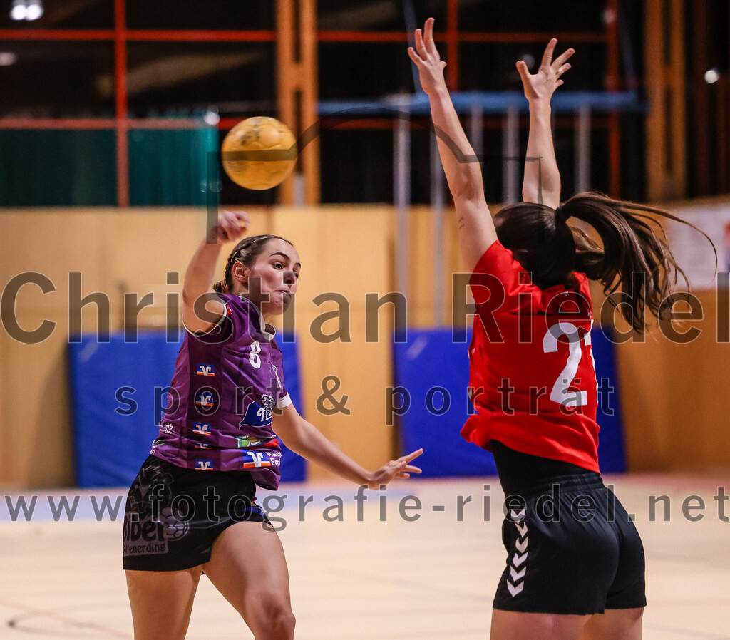 2025-01-18_050_SpVgg_Altenerding_gegen_TV_Altoetting | Erding, Deutschland, 18.01.2025:Handball, Bezirksoberliga Frauen Altbayern 2024 / 2024, 11. Spieltag, SpVgg Altenerding gegen TV Altötting, Endergebnis: 19:24Lena Prem (SpVgg Altenerding, #8), Eva Taubeneder (TV Altötting, #21)Foto: Christian Riedel / fotografie-riedel.net
