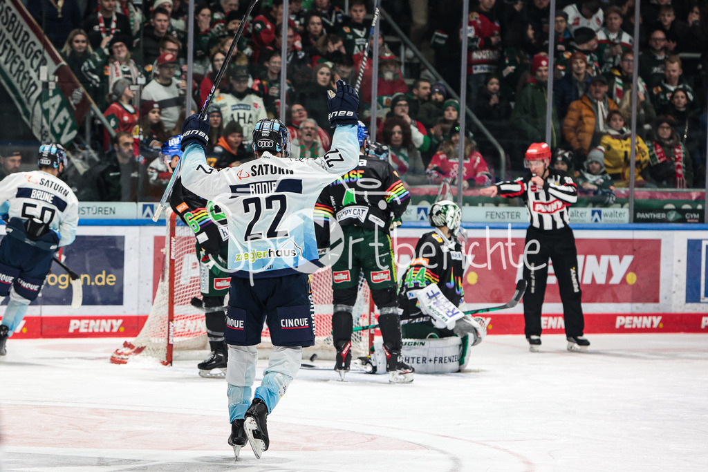 Augsburger Panther - ERC Ingolstadt | Jubel der Gaeste nach dem Tor zum 0-4 durch Daniel PIETTA (ING #86)