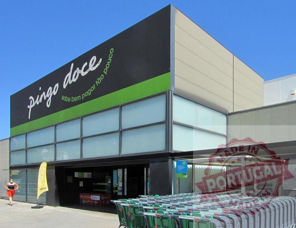 Pingo Doce supermarket exterior and shopping carts in Portugal | Pingo Doce building with numerous shopping carts lined up outside - Realisiert mit Pictrs.com
