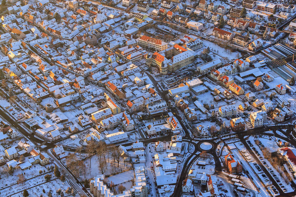 Schloss Bad Bergzabern im Winter bei Schnee | Luftbild: Schloss Bad Bergzabern im Winter bei Schnee in Bad Bergzabern im Bundesland Rheinland-Pfalz in Deutschland. Foto: IMG_54692.jpg vom 08.12.2012 durch Werner Riehm/FLY-FOTO.de - Realisiert mit Pictrs.com