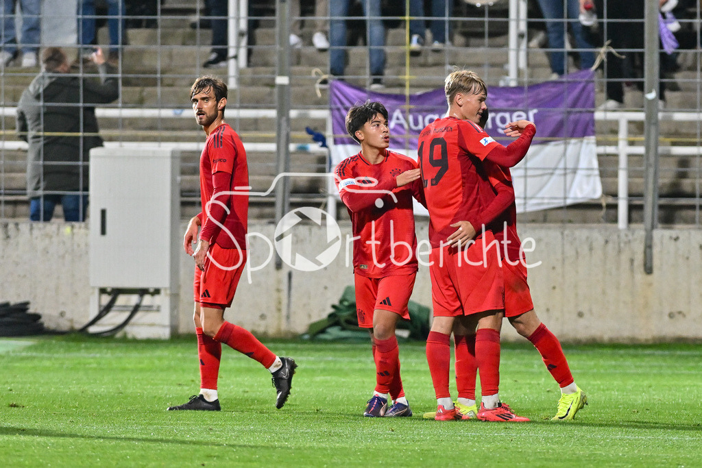 FC Bayern Amateure - TSV Schwaben Augsburg | Jubel der kleinen Bayern nach dem Treffer zum 2-0 durch Arijon IBRAHIMOVIC (FC Bayern München II #10) / Freude / Happy / Tor / Torschuetze / Regionalliga Bayern: FC Bayern Muenchen II - TSV Schwaben Augsburg, Gruenwalder Stadion am am 25.10.2024