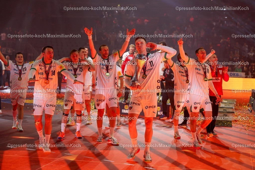 xSSCx19042602048 | 19.04.2026, xsscx, Handball, DHB-Pokal Lidl Final4, Finale, Füchse Berlin - Bergischer HC, Saison 2025 / 2026 Herren, Lanxess Arena, Köln: Die Mannschaft der Füchse Berlin feiert den Sieg im DHB-Pokal, Lasse Andersson (Füchse Berlin #11), Aitor Arino (Füchse Berlin #14)  Photo: xSandraxScherningxPressefotoKochx