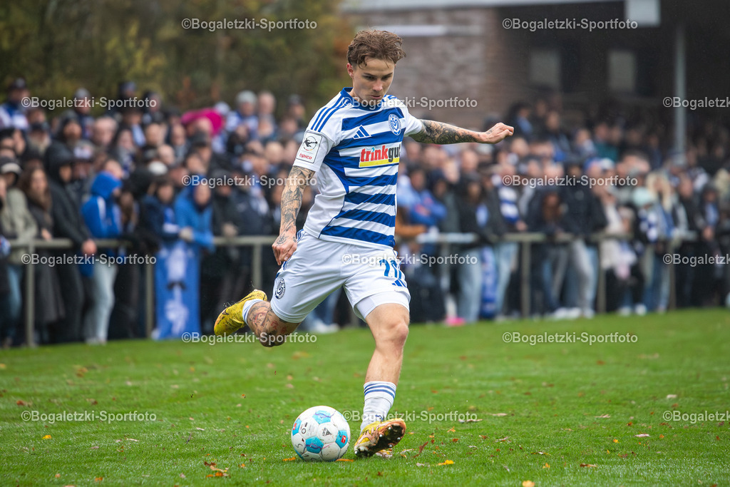 Fussball, Niederrheinpokal, SV Sonsbeck - MSV Duisburg, 16.11.2025, Willy-Lemkens-Sportpark | 16.11.2025, Fussball, Niederrheinpokal, SV Sonsbeck - MSV Duisburg: Niklas Jessen (MSV Duisburg #20) schlägt eine Flanke - Realisiert mit Pictrs.com